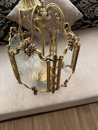 Lámpara de bronce antigua con cristal tallado