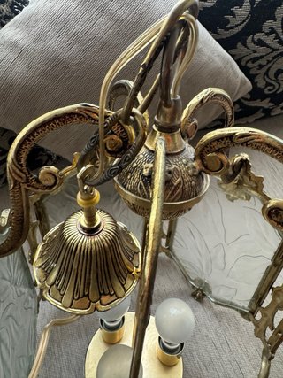 Lámpara de bronce antigua con cristal tallado