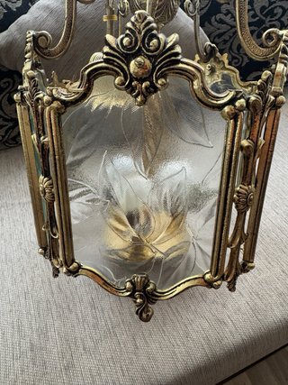 Lámpara de bronce antigua con cristal tallado