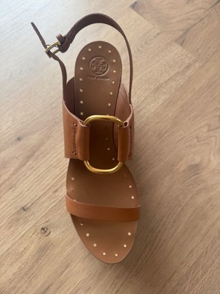 Cuñas de madera marrones Tory Burch