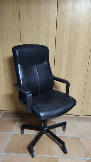 Silla de oficina negra