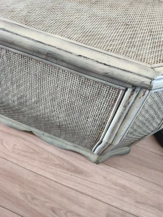 Baúl de madera y mimbre