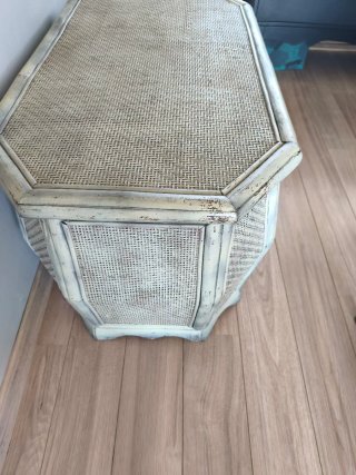 Baúl de madera y mimbre