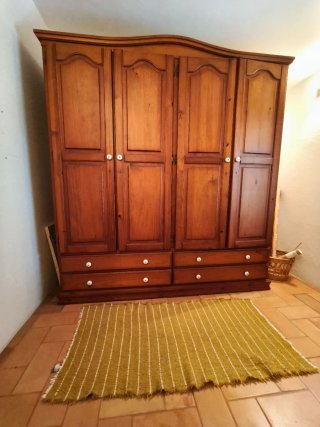 Armadio massiccio in stile provenzale/classico catalano