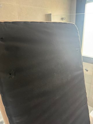 Somier tapizado con patas de madera