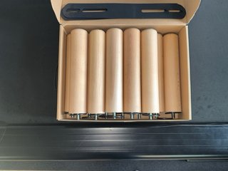 Somier tapizado con patas de madera