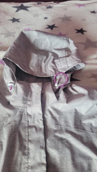 Chaqueta chubasquero gris y rosa