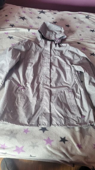 Chaqueta chubasquero gris y rosa