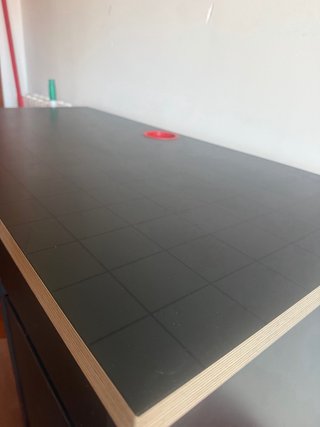 Mesa de estudio negra y roja