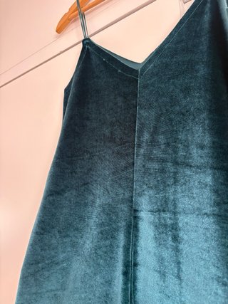 Vestido de terciopelo verde tirantes