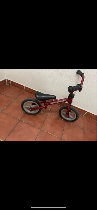 Bicicleta de equilibrio roja