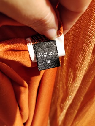 Vestido de fiesta naranja con brillos
