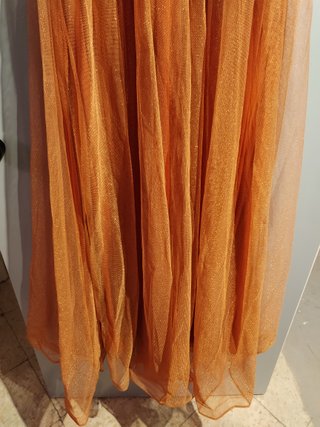 Vestido de fiesta naranja con brillos