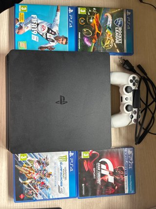 PS4 (PlayStation 4) Negra + 4 Juegos