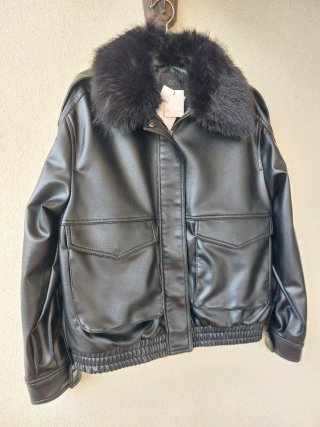 Cazadora efecto piel Zara negra