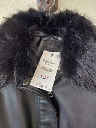 Cazadora efecto piel Zara negra