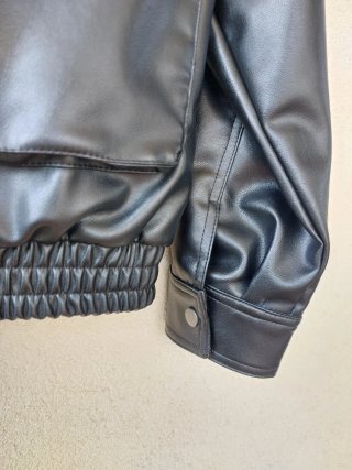 Cazadora efecto piel Zara negra
