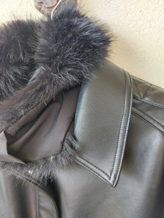 Cazadora efecto piel Zara negra