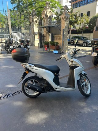 Honda Vision 110cc Blanca Scooter Automática
