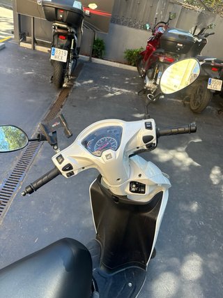 Honda Vision 110cc Blanca Scooter Automática