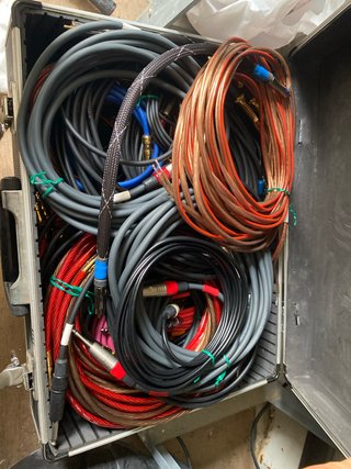 Cables de audio y altavoz