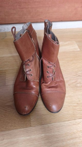 Botines de cuero marrones con hebilla