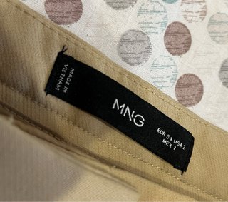 Pantalón de pinzas acampanado de Mango