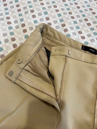 Pantalón de pinzas acampanado de Mango