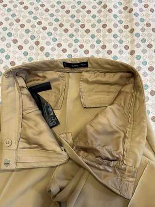 Pantalón de pinzas acampanado de Mango