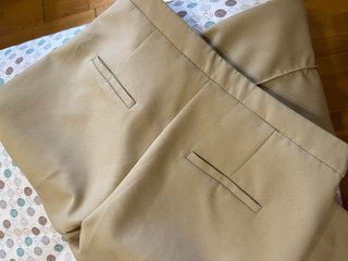 Pantalón de pinzas acampanado de Mango