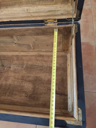 Baúl de madera tallada con detalles dorados