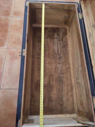 Baúl de madera tallada con detalles dorados