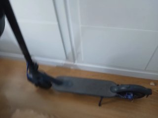 Patinete Eléctrico Gris con Casco