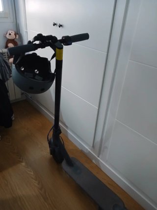 Patinete Eléctrico Gris con Casco