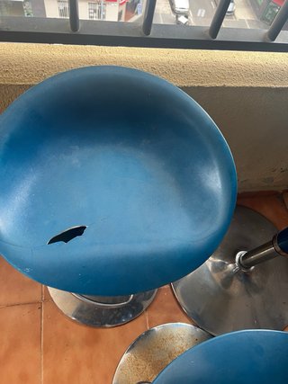 Mesa alta y 2 taburetes giratorios