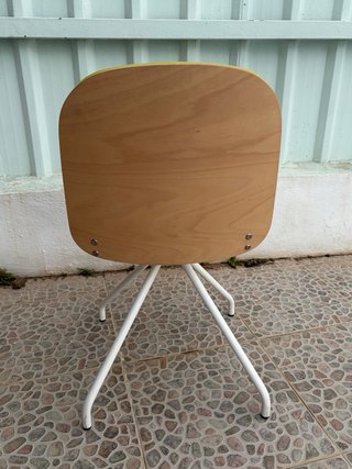 Silla de madera con asiento verde.
