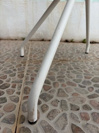 Silla de madera con asiento verde.