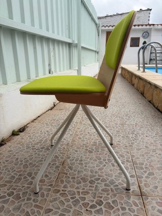 Silla de madera con asiento verde.