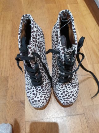 Zapatos de tacón con estampado de leopardo