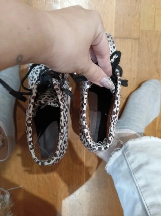 Zapatos de tacón con estampado de leopardo