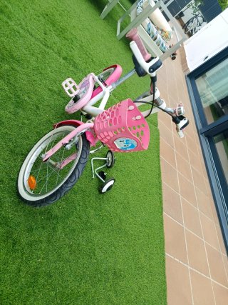 Bicicleta infantil rosa con ruedines