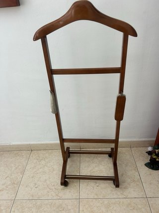 Galán de noche de madera y metal
