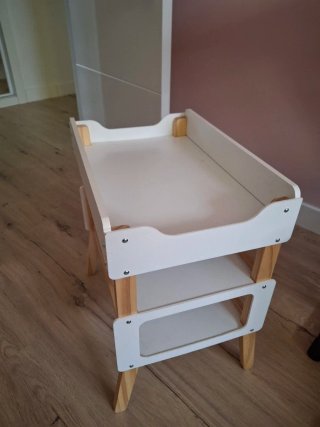 Cambiador de madera para muñecas