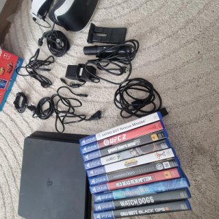Consola PS4 con 1 mando y 10 juegos
