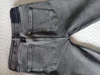 Pantalón vaquero gris desgastado