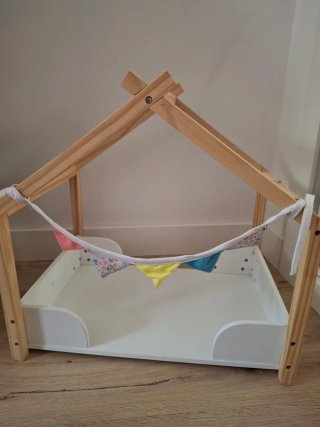Cama de juguete de madera