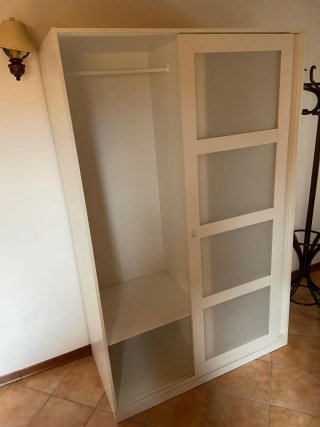 Armadio bianco con ante scorrevoli