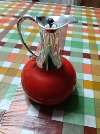 Brocca con coperchio in metallo e plastica