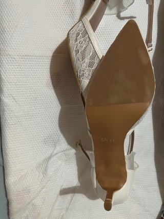 Zapatos de tacón blancos con encaje