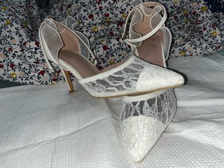 Zapatos de tacón blancos con encaje